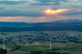 Ort bei Sonnenuntergang von Osten hinter Windrädern im Ortsteil Waldmössingen in Schramberg im Bundesland Baden-Württemberg, Deutschland