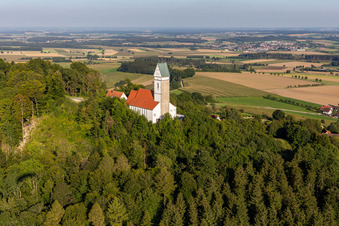 Luftbild von Wallfahrtskirche St. Johannes Baptist auf dem Bussen im Ortsteil Offingen in Uttenweiler im Bundesland Baden-Württemberg, Deutschland