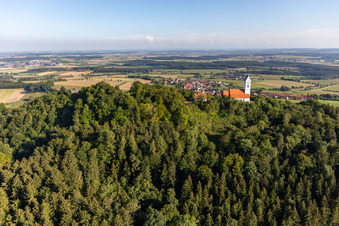 Luftaufnahme von Wallfahrtskirche St. Johannes Baptist auf dem Bussen im Ortsteil Offingen in Uttenweiler im Bundesland Baden-Württemberg, Deutschland
