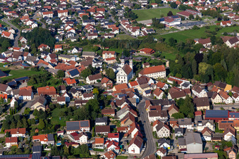 Ortsansicht der Straßen und Häuser der Wohngebiete in Uttenweiler im Bundesland Baden-Württemberg, Deutschland