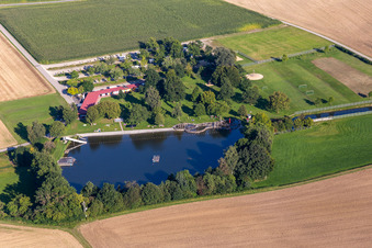 Uferbereiche des Strandbad - Naturfreibad in Uttenweiler im Bundesland Baden-Württemberg, Deutschland