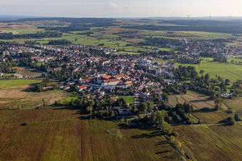 Ortsansicht der Straßen und Häuser der Wohngebiete in Bad Buchau im Bundesland Baden-Württemberg, Deutschland