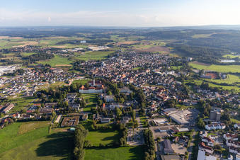 Stadtansicht vom Innenstadtbereich mit dem Stadtrand angrenzend an landwirtschaftliche Feldern in Bad Schussenried im Ortsteil Roppertsweiler im Bundesland Baden-Württemberg, Deutschland