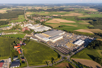 Schrägluftbild von Gebäude und Produktionshallen auf dem Fabrikgelände der Liebherr-Mischtechnik GmbH in Bad Schussenried im Ortsteil Kürnbach im Bundesland Baden-Württemberg, Deutschland