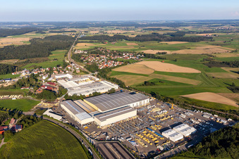 Gebäude und Produktionshallen auf dem Fabrikgelände der Liebherr-Mischtechnik GmbH in Bad Schussenried im Ortsteil Kürnbach im Bundesland Baden-Württemberg, Deutschland von oben