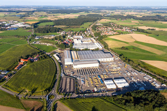 Gebäude und Produktionshallen auf dem Fabrikgelände der Liebherr-Mischtechnik GmbH in Bad Schussenried im Ortsteil Kürnbach im Bundesland Baden-Württemberg, Deutschland aus der Luft