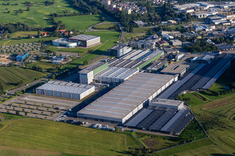 Luftbild von Gebäude und Produktionshallen auf dem Fahrzeugbau- Werksgelände der Hymer Reisemobile GmbH in Bad Waldsee im Ortsteil Steinenberg im Bundesland Baden-Württemberg, Deutschland