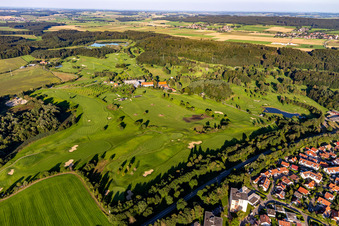 Luftaufnahme von Gelände des Golfplatz des Fürstlichen Golfclubs Oberschwaben e.V. in Bad Waldsee im Ortsteil Hopfenweiler im Bundesland Baden-Württemberg, Deutschland