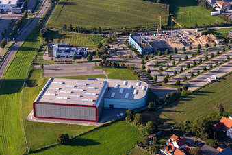 Luftaufnahme von Museum- und Ausstellungs- Gebäude des Erwin Hymer Museum für Reisemobile in Bad Waldsee im Ortsteil Hopfenweiler im Bundesland Baden-Württemberg, Deutschland
