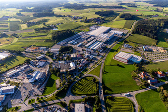 Luftaufnahme von Gebäude und Produktionshallen auf dem Fahrzeugbau- Werksgelände der Hymer Reisemobile GmbH in Bad Waldsee im Bundesland Baden-Württemberg, Deutschland