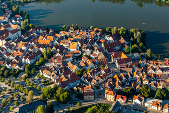 Luftbild von Stadtansicht des Innenstadtbereiches an den Uferbereichen des Stadt See in Bad Waldsee im Ortsteil Steinach im Bundesland Baden-Württemberg, Deutschland