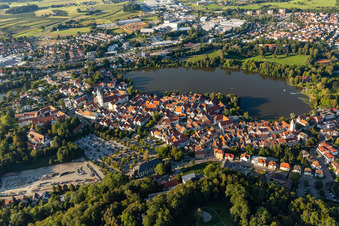 Luftaufnahme von Stadtansicht des Innenstadtbereiches an den Uferbereichen des Stadt See in Bad Waldsee im Bundesland Baden-Württemberg, Deutschland