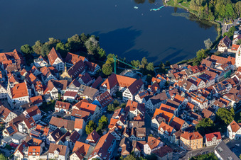 Stadtansicht des Innenstadtbereiches an den Uferbereichen des Stadt See in Bad Waldsee im Bundesland Baden-Württemberg, Deutschland von oben