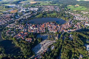 Luftaufnahme von Stadtansicht des Innenstadtbereiches an den Uferbereichen des Stadt See in Bad Waldsee im Ortsteil Steinach im Bundesland Baden-Württemberg, Deutschland