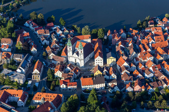 Schrägluftbild von Kirchengebäude " Stadtpfarrkirche St. Peter " im Altstadt- Zentrum der Innenstadt in Bad Waldsee im Ortsteil Steinach im Bundesland Baden-Württemberg, Deutschland