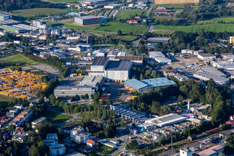 Schrägluftbild von Gebäudekomplex und Logistikzentrum auf dem Gelände von Versandhaus Walz GmbH, Baby-Walz in Bad Waldsee im Bundesland Baden-Württemberg, Deutschland