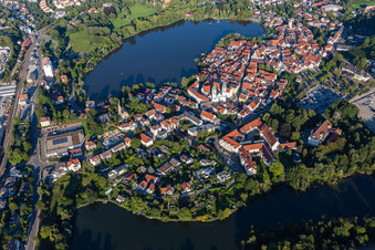 Stadtansicht des Innenstadtbereiches an den Uferbereichen des Stadt See in Bad Waldsee im Bundesland Baden-Württemberg, Deutschland aus der Luft