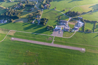 Start- und Landebahn mit Rollfeldgelände des Flugplatz von Skydive Saulgau in Bad Saulgau im Bundesland Baden-Württemberg, Deutschland