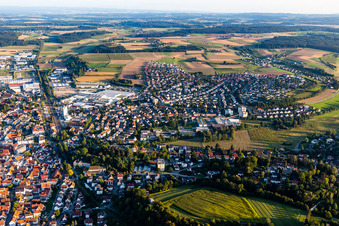 Stadtgebiet mit Außenbezirken und Innenstadtbereich am Rand von landwirtschaftlichen Feldern und Ackerflächen in Bad Saulgau im Bundesland Baden-Württemberg, Deutschland