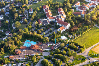 Festbau und Kurhaus- Gebäude und Kurpark mit Sonnenhof-Therme Bad Saulgau und Klinik am schönen Moos in Bad Saulgau im Bundesland Baden-Württemberg, Deutschland