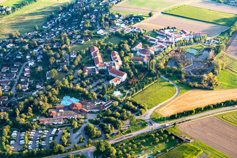 Luftbild von Festbau und Kurhaus- Gebäude und Kurpark mit Sonnenhof-Therme Bad Saulgau und Klinik am schönen Moos in Bad Saulgau im Bundesland Baden-Württemberg, Deutschland