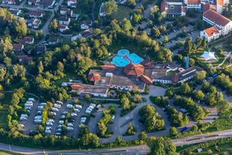 Luftaufnahme von Festbau und Kurhaus- Gebäude und Kurpark mit Sonnenhof-Therme Bad Saulgau und Klinik am schönen Moos in Bad Saulgau im Bundesland Baden-Württemberg, Deutschland