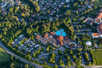 Luftbild von Kurzentrum und Kurpark mit Sonnenhof-Therme Bad Saulgau und Klinik am schönen Moos in Bad Saulgau im Bundesland Baden-Württemberg, Deutschland