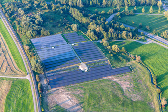 Paneel- Reihen eines Solarkraftwerkes und Photovoltaik- Anlage auf einem Feld in Ertingen im Bundesland Baden-Württemberg, Deutschland