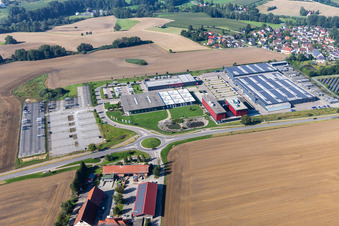 Gebäude und Produktionshallen auf dem Fahrzeugbau- Werksgelände der Carthago Reisemobilbau GmbH in Aulendorf im Ortsteil Unterrauhen im Bundesland Baden-Württemberg, Deutschland von oben