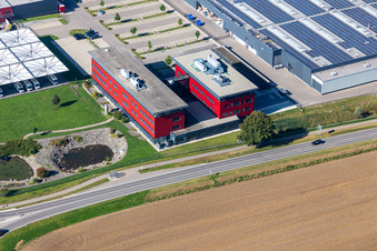 Gebäude und Produktionshallen auf dem Fahrzeugbau- Werksgelände der Carthago Reisemobilbau GmbH in Aulendorf im Ortsteil Unterrauhen im Bundesland Baden-Württemberg, Deutschland aus der Luft