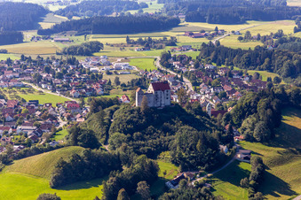 Mauern der Burganlage auf dem Plateau " Schloss Waldburg " in Waldburg im Ortsteil Sieberatsreute im Bundesland Baden-Württemberg, Deutschland