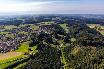 Dorfansicht aus Norden mit Schloss Waldburg im Bundesland Baden-Württemberg, Deutschland