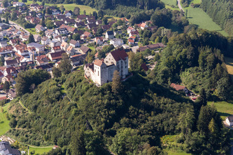 Luftbild von Mauern der Burganlage auf dem Plateau " Schloss Waldburg " in Waldburg im Ortsteil Sieberatsreute im Bundesland Baden-Württemberg, Deutschland
