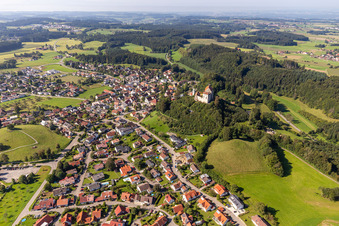 Mauern der Burganlage auf dem Plateau " Schloss Waldburg " in Waldburg im Bundesland Baden-Württemberg, Deutschland