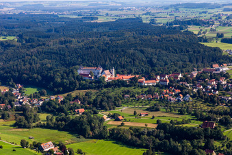 Renaissance Schloss Wolfegg mit Pfarr- und Stiftskirche St. Katharina in Wolfegg im Ortsteil Wassers im Bundesland Baden-Württemberg, Deutschland