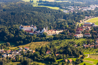 Luftbild von Renaissance Schloss Wolfegg mit Pfarr- und Stiftskirche St. Katharina in Wolfegg im Ortsteil Wassers im Bundesland Baden-Württemberg, Deutschland