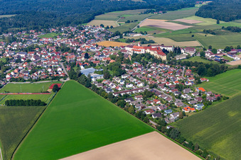 Ortsansicht am Rande von landwirtschaftlichen Feldern und Nutzflächen in Reute in Bad Waldsee im Bundesland Baden-Württemberg, Deutschland