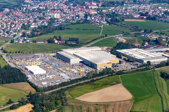 Gebäude und Produktionshallen auf dem Fabrikgelände der Liebherr-Mischtechnik GmbH in Bad Schussenried im Ortsteil Kürnbach im Bundesland Baden-Württemberg, Deutschland vom Flugzeug aus