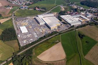 Gebäude und Produktionshallen auf dem Fabrikgelände der Liebherr-Mischtechnik GmbH in Bad Schussenried im Ortsteil Kürnbach im Bundesland Baden-Württemberg, Deutschland aus der Vogelperspektive