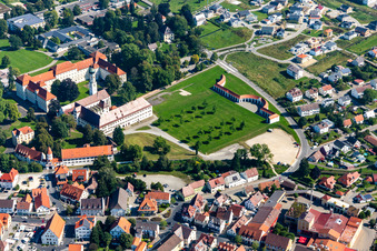 Schrägluftbild von Kloster Schussenried im Ortsteil Roppertsweiler in Bad Schussenried im Bundesland Baden-Württemberg, Deutschland