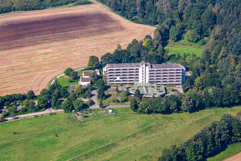 Verlassene und leerstehendes Klinikgelände des ehemaligen Krankenhauses Waldklinik im Ortsteil Zellerhof in Bad Schussenried im Bundesland Baden-Württemberg, Deutschland