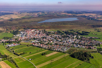 Ortsansicht der Straßen und Häuser der Wohngebiete vor dem Federsee in Bad Buchau im Bundesland Baden-Württemberg, Deutschland