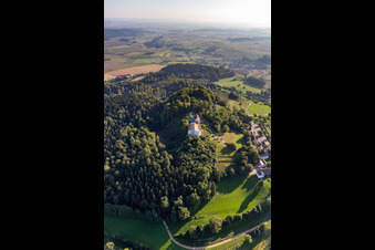Luftaufnahme von St. Johannes Baptist auf dem Bussen, heiliger Berg Oberschwabens im Ortsteil Offingen in Uttenweiler im Bundesland Baden-Württemberg, Deutschland