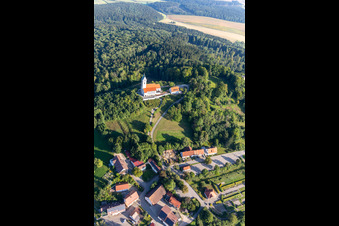 Schrägluftbild von St. Johannes Baptist auf dem Bussen, heiliger Berg Oberschwabens im Ortsteil Offingen in Uttenweiler im Bundesland Baden-Württemberg, Deutschland