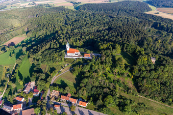 St. Johannes Baptist auf dem Bussen, heiliger Berg Oberschwabens im Ortsteil Offingen in Uttenweiler im Bundesland Baden-Württemberg, Deutschland von oben