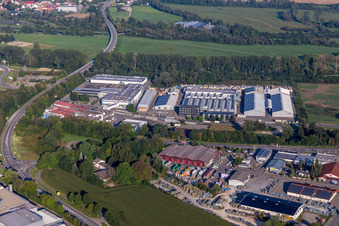 Luftbild von Gebäude und Produktionshallen auf dem Fabrikgelände der Linzmeier Bauelemente GmbH und FEINGUSS BLANK GmbH in Riedlingen im Ortsteil Eichenau im Bundesland Baden-Württemberg, Deutschland