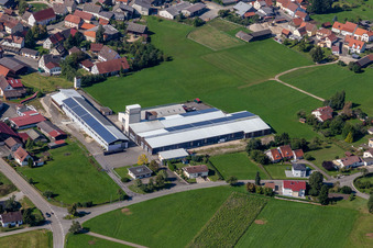 Firmengelände der Firma Steinbart Reifen-Export mit Hallen, Firmengebäuden und Produktionsstätten in Inneringen in Hettingen im Bundesland Baden-Württemberg, Deutschland