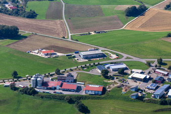 Hochsilo und Futter- Speicher mit angrenzenden Lagerhallen der der Stauß Landhandel GmbH in Inneringen in Hettingen im Bundesland Baden-Württemberg, Deutschland