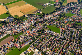 Ortsansicht der Straßen und Häuser der Wohngebiete in Langenenslingen im Bundesland Baden-Württemberg, Deutschland