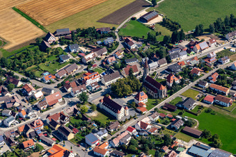 Ortsansicht der Straßen und Häuser der Wohngebiete mit Rathaus und Kirche St. Konrad in Langenenslingen im Bundesland Baden-Württemberg, Deutschland
